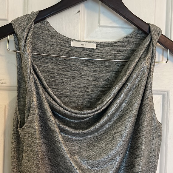 Shiny silver tank with twisted shoulders - Picture 2 of 3